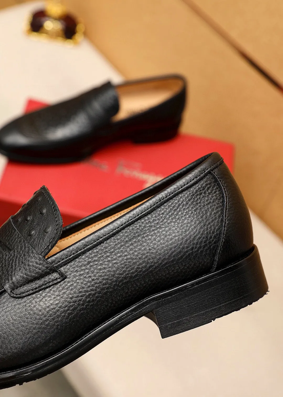 Men's shoes 💰480💰 Product trademark: Ferragamo "Ferragamo" casual leather shoes Regular size: 38-44 (45🉑️customized) Product materials: Selected imported first-layer calfskin embroidered upper, imported water-dyed cowhide leather lining. Strong three-dimensional visual effect, combined outsole Color: 1⃣️color optional